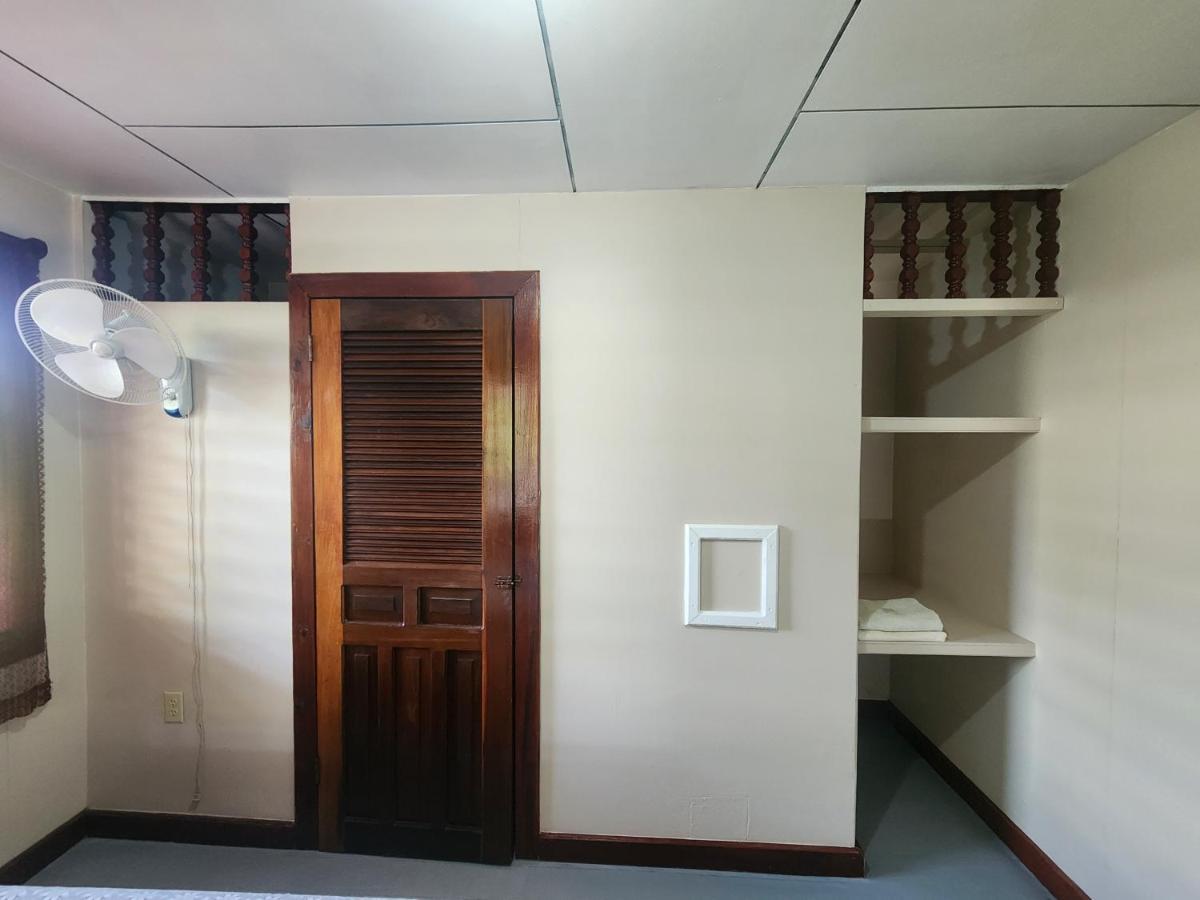 Fenix Hotel & Hostel Utila Dış mekan fotoğraf