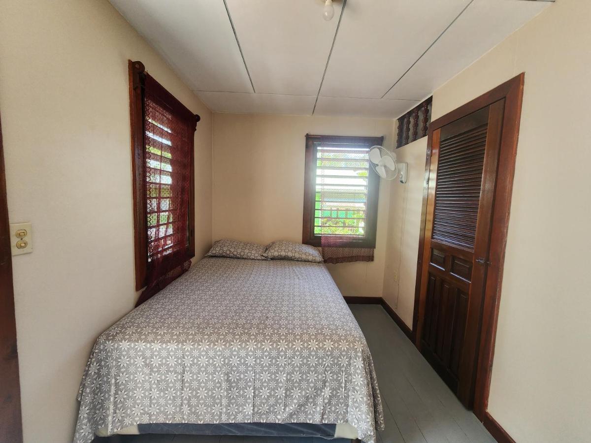 Fenix Hotel & Hostel Utila Dış mekan fotoğraf