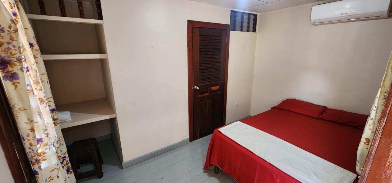 Fenix Hotel & Hostel Utila Dış mekan fotoğraf