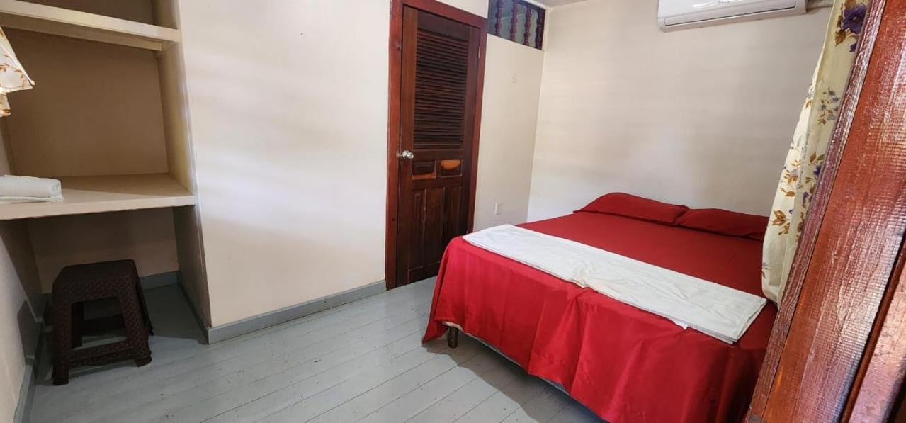 Fenix Hotel & Hostel Utila Dış mekan fotoğraf